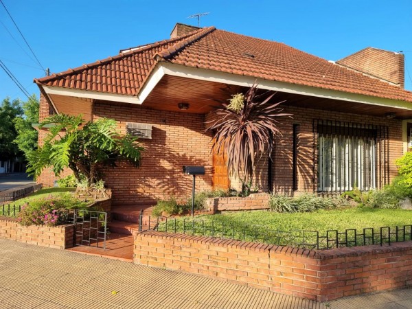 Venta de Chalet 5 AMBIENTES Con Cochera en Castelar Sur