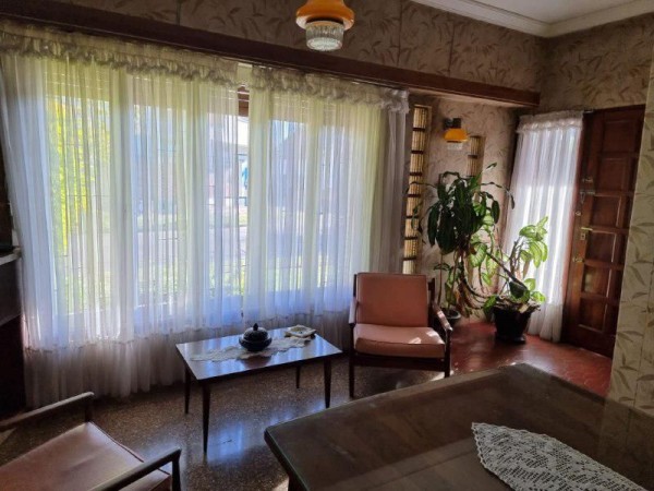 Venta de Chalet 5 AMBIENTES Con Cochera en Castelar Sur