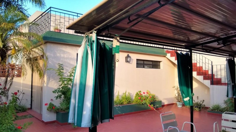 Venta de Chalet 5 AMBIENTES Con Cochera en Castelar Sur