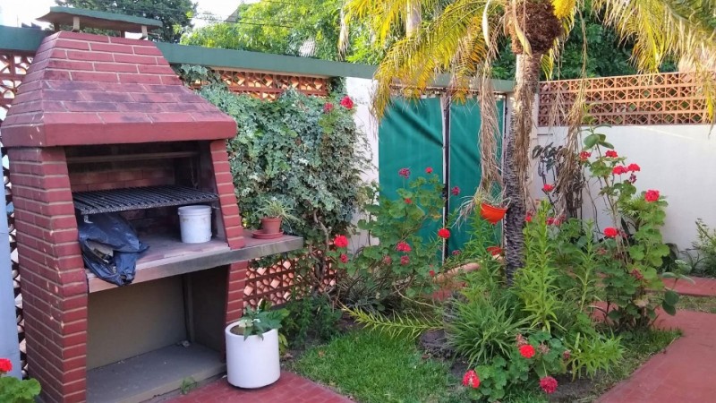 Venta de Chalet 5 AMBIENTES Con Cochera en Castelar Sur