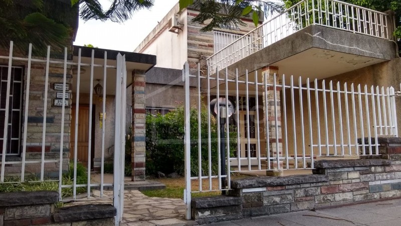 Venta de Casa 6 AMBIENTES en Castelar Norte