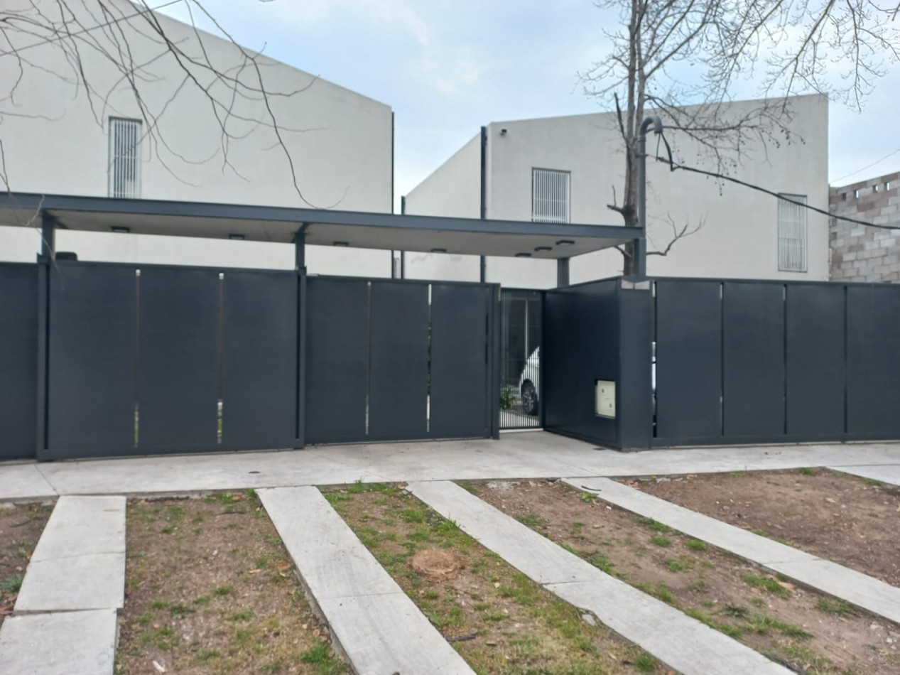 Duplex 3 Ambientes Con Patio y Cochera En Castelar Norte