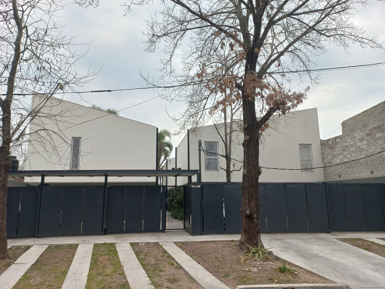 Duplex 3 Ambientes Con Patio y Cochera En Castelar Norte