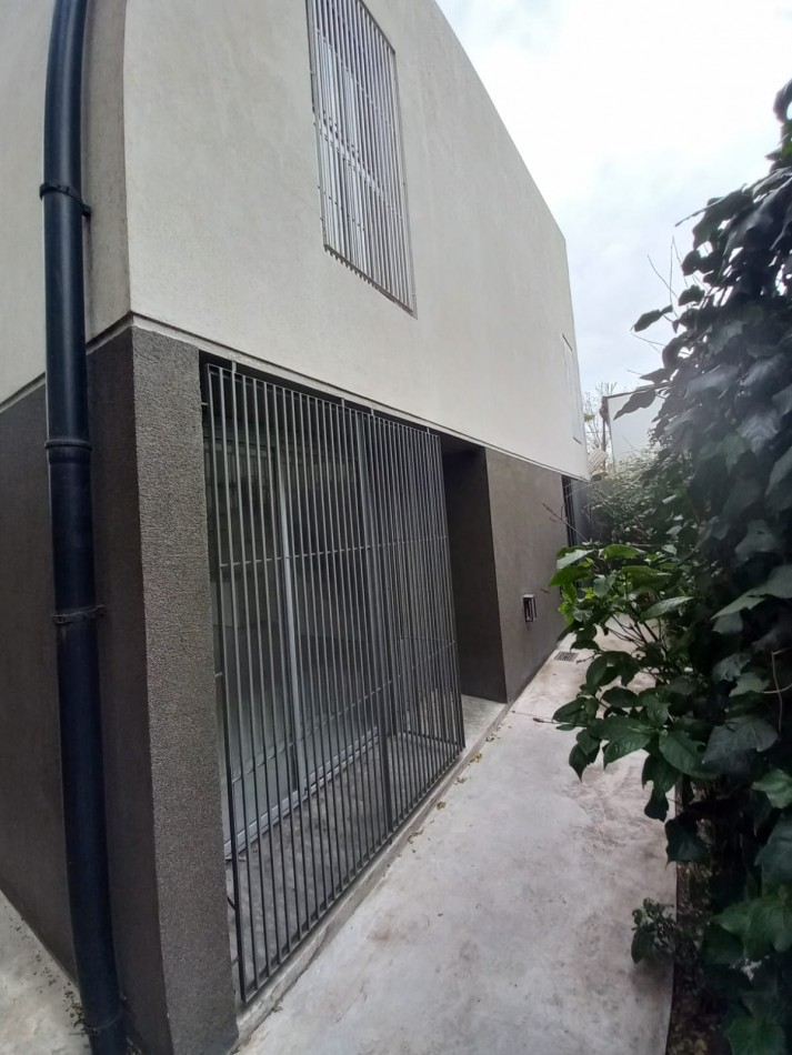 Duplex 3 Ambientes Con Patio y Cochera En Castelar Norte