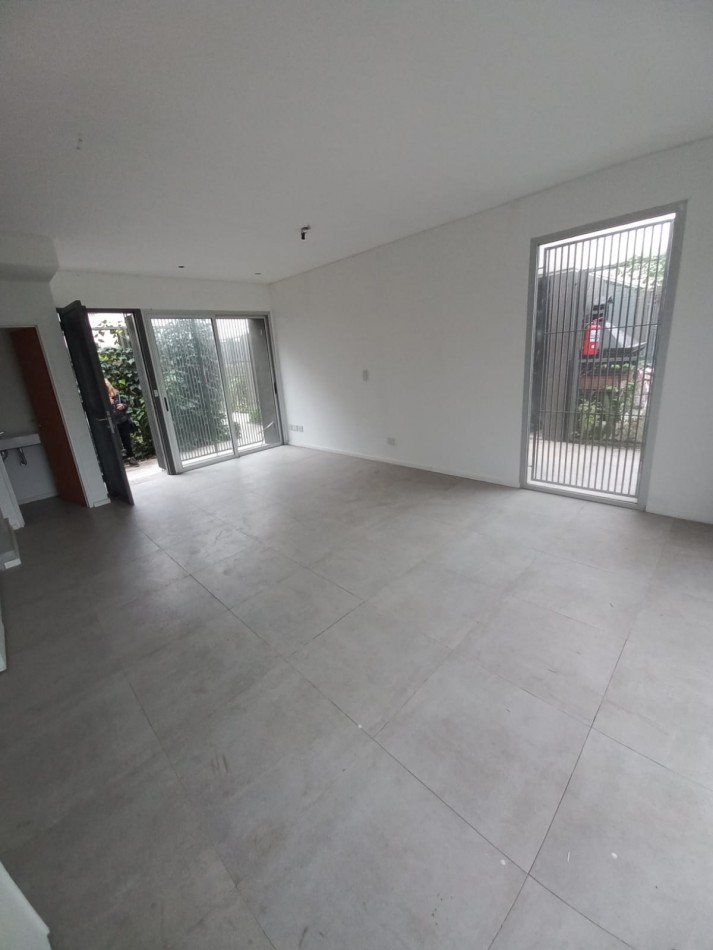 Duplex 3 Ambientes Con Patio y Cochera En Castelar Norte