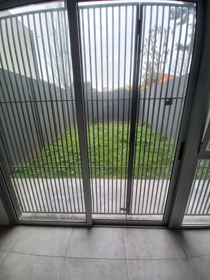 Duplex 3 Ambientes Con Patio y Cochera En Castelar Norte