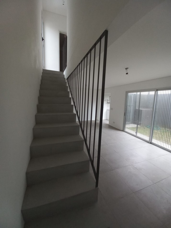 Duplex 3 Ambientes Con Patio y Cochera En Castelar Norte