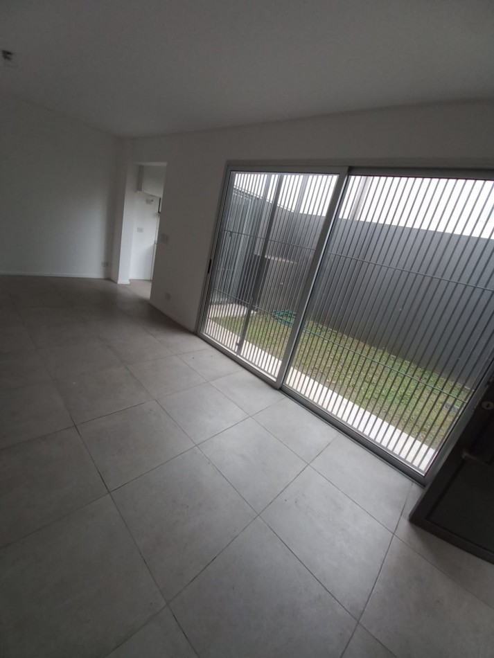 Duplex 3 Ambientes Con Patio y Cochera En Castelar Norte