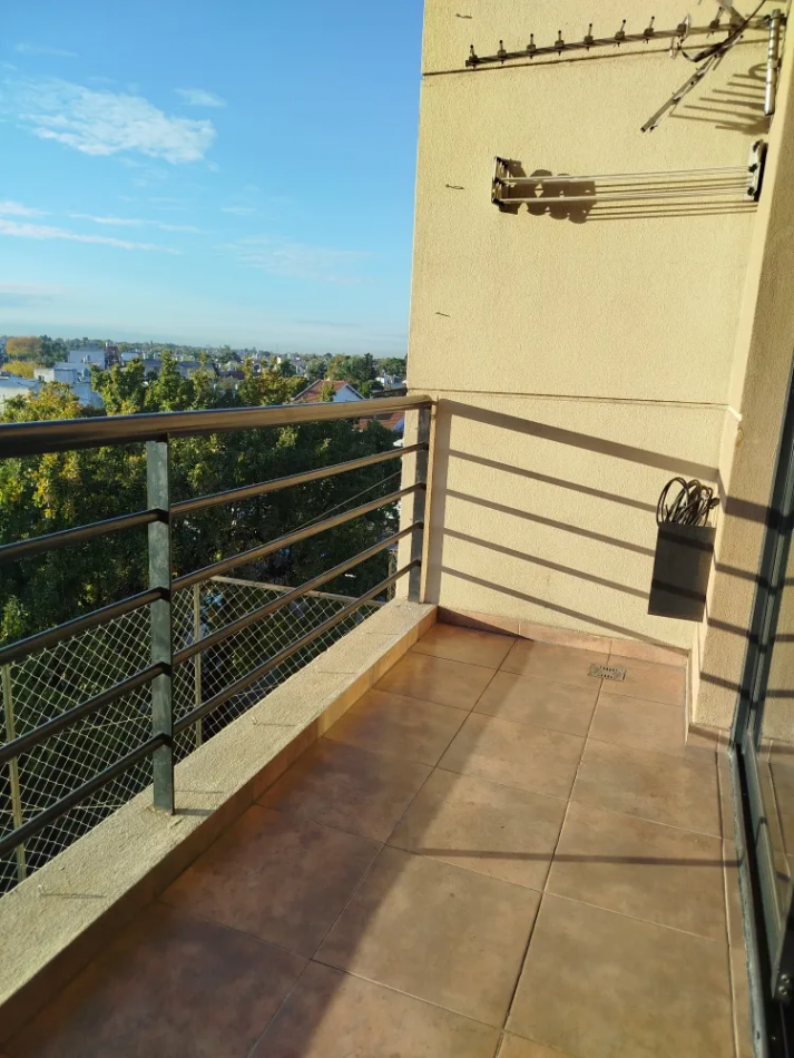 Amplio Monoambiente Divisible C/Balcon En Moron Apto Credito