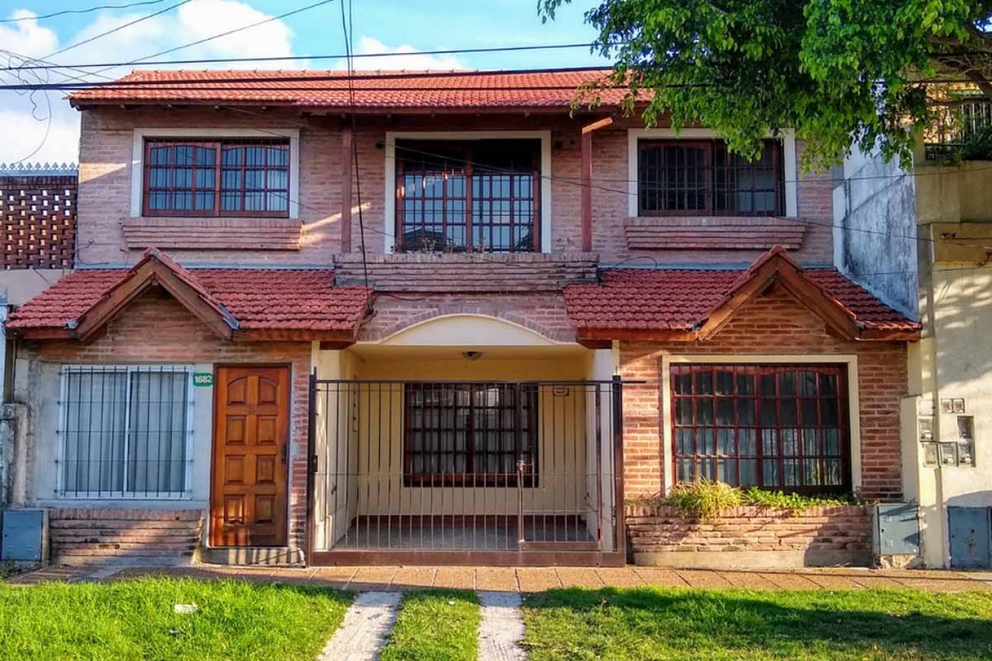 Alquiler Casa 6 Ambientes C/Fondo y Cochera En Castelar Norte