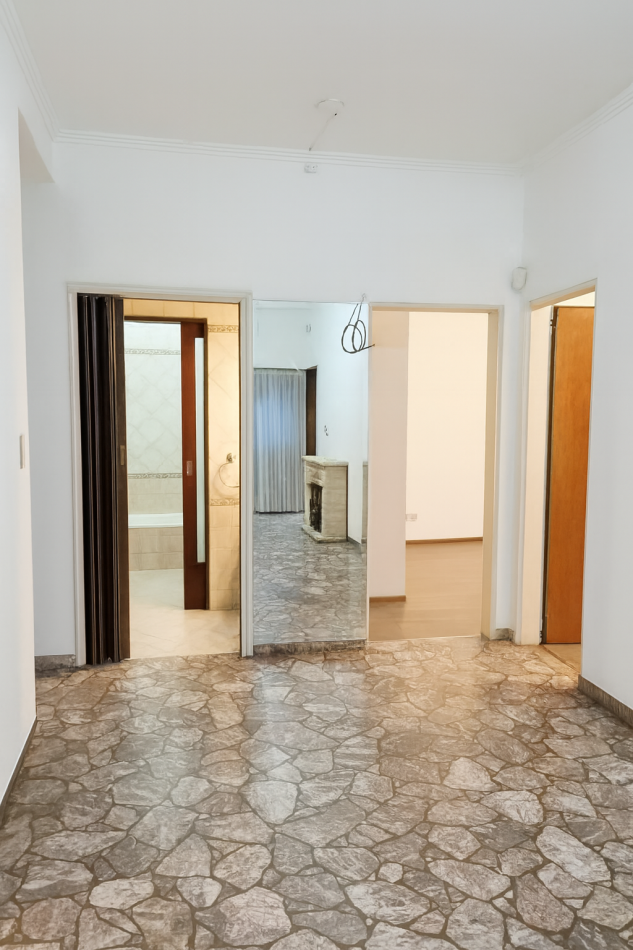 Casa 4 Ambientes C/Cochera y Fondo En Castelar Norte