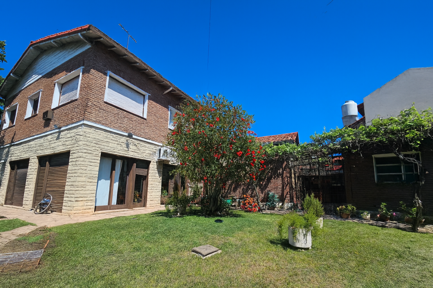 Chalet 6 Ambientes C/Fondo y Pileta En Castelar Norte