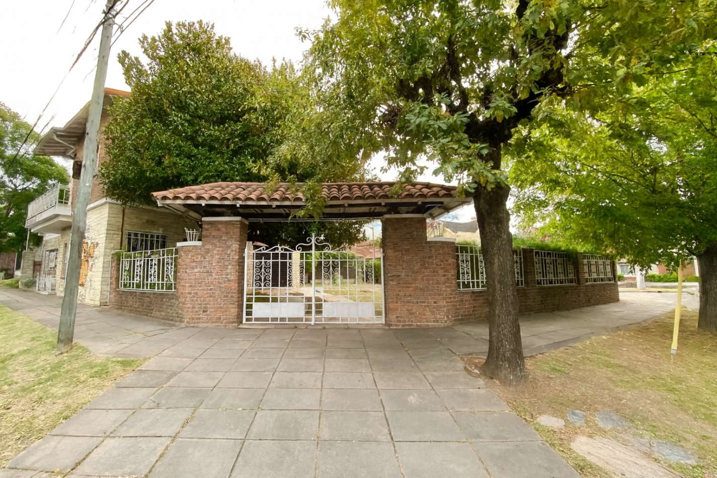 Chalet 6 Ambientes C/Fondo y Pileta En Castelar Norte