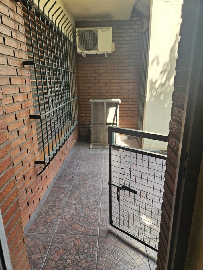 Casa Con Departamento En Venta Castelar Norte 