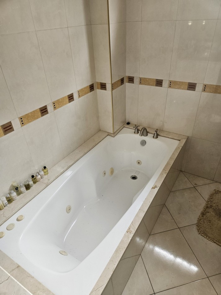 Piso de 5 Ambientes C/Cochera en el Centro de Castelar Norte