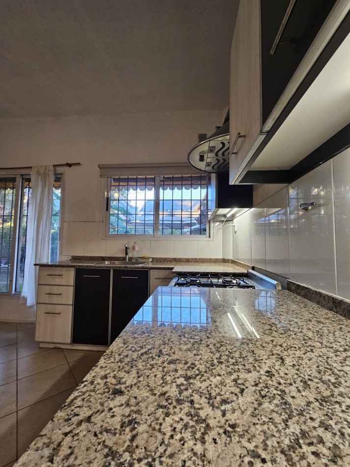 Casa 3 Ambientes C/Cochera En Castelar Norte