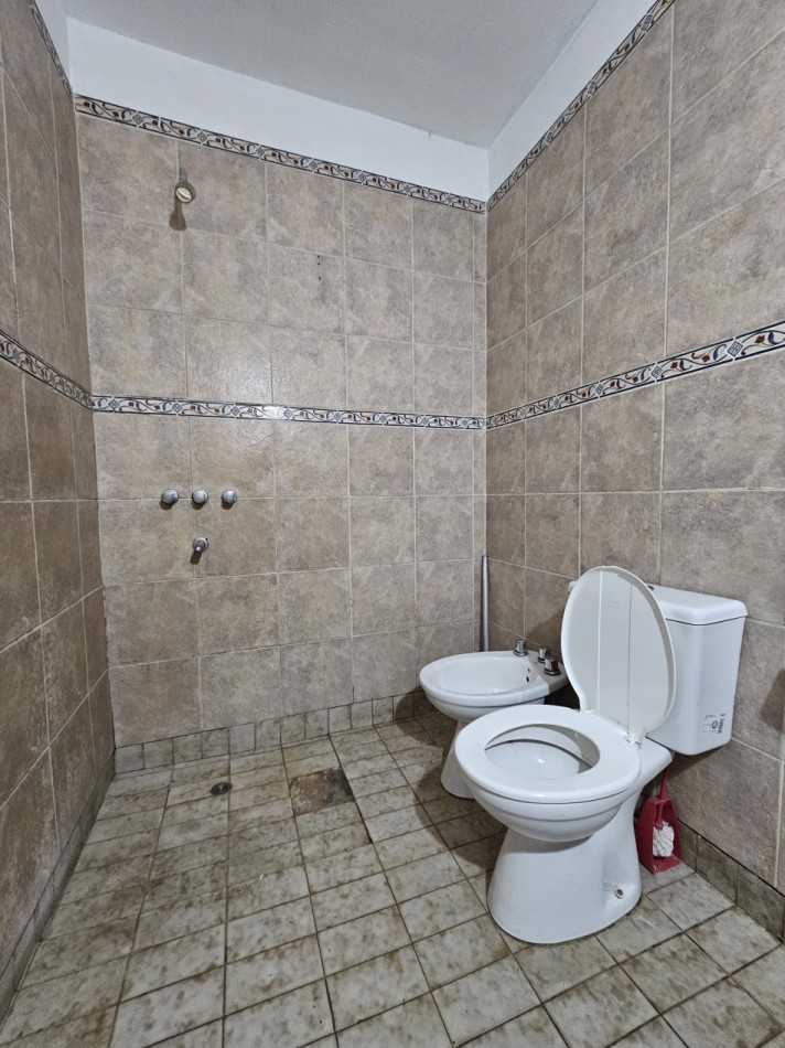 Alquiler Casa 6 Ambientes C/Fondo y Cochera En Castelar Norte