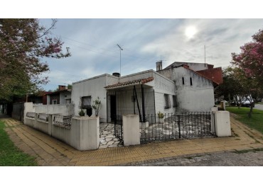 Casa 3 Amb + Depto 2 amb En Ituzaingo Norte